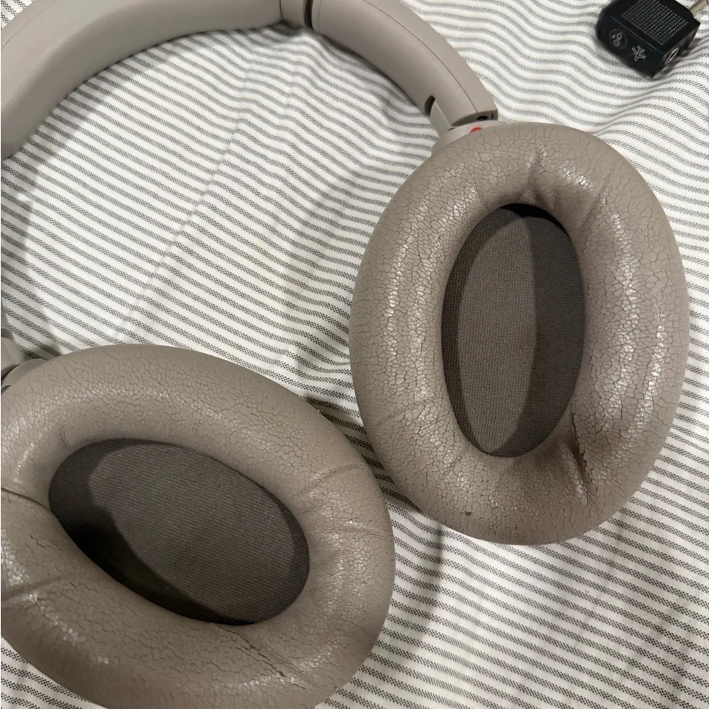 Sony WH1000XM4 in Silver - Picture 5 of 7